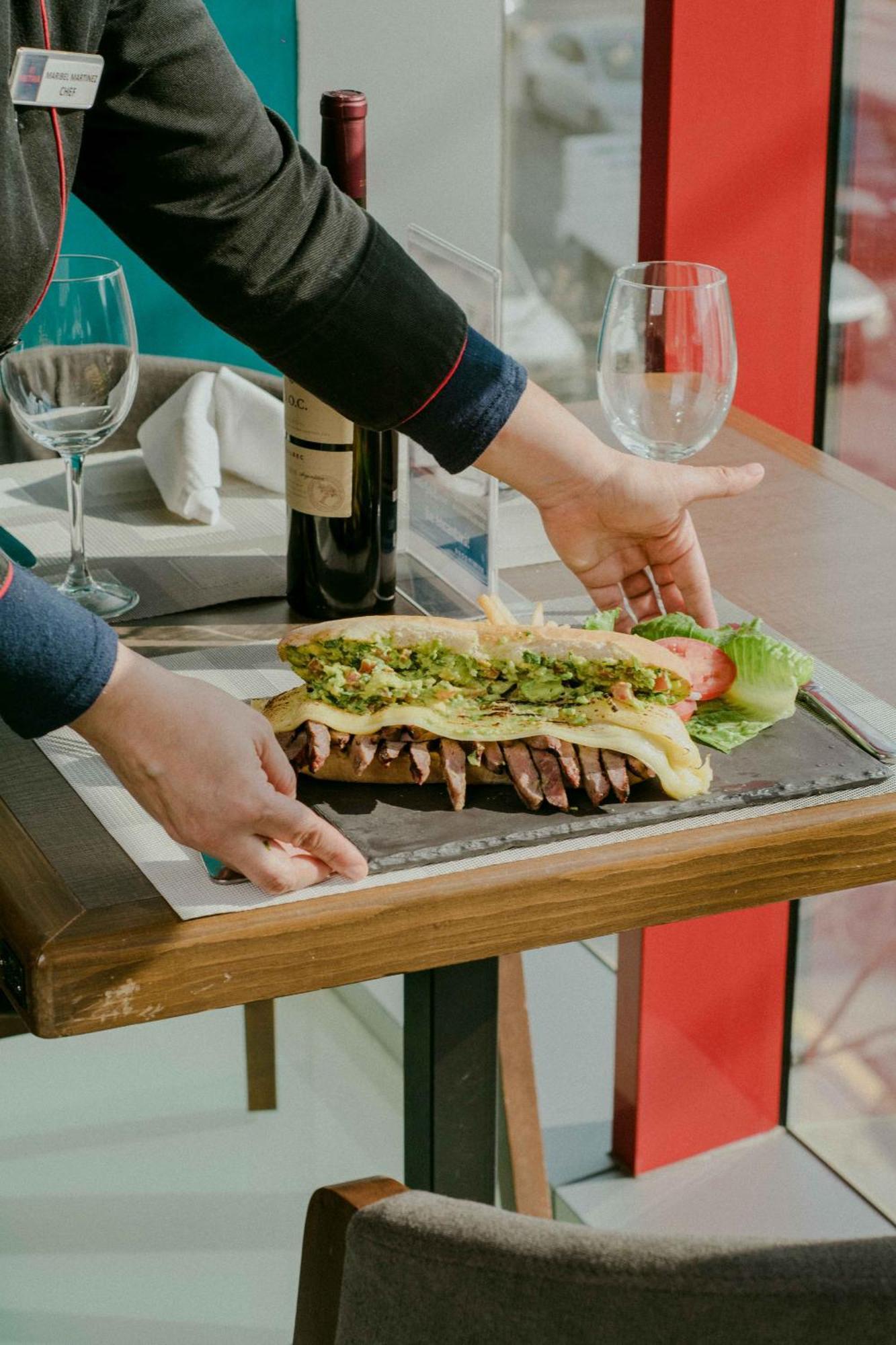 Metria Hotel León Kültér fotó A waiter serving a steak