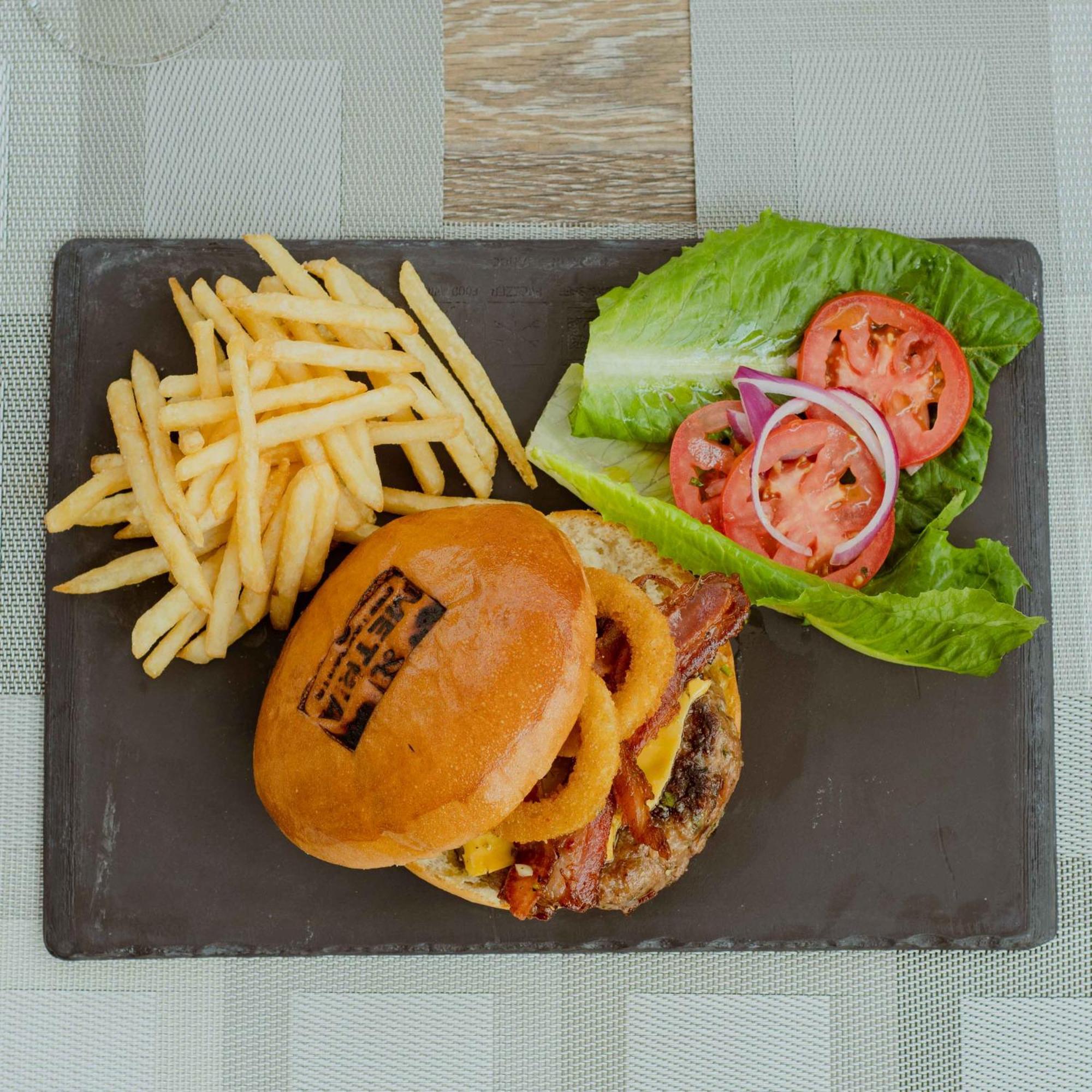 Metria Hotel León Kültér fotó A cheeseburger with fries